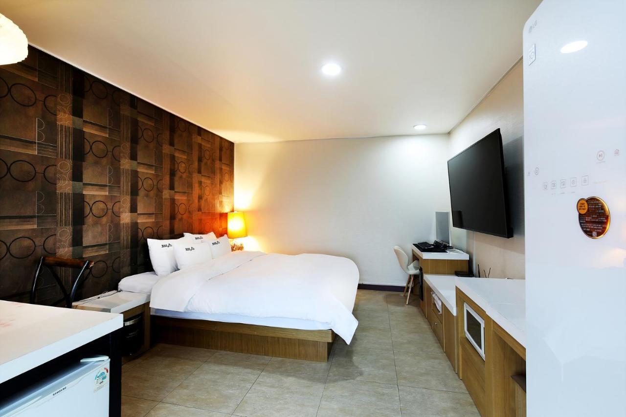 White Tourist Hotel Чонджу Экстерьер фото
