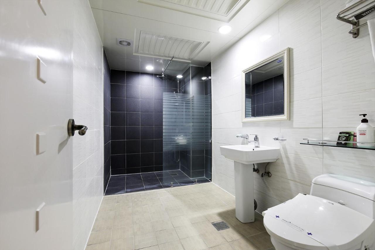 White Tourist Hotel Чонджу Экстерьер фото