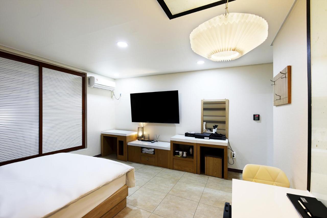 White Tourist Hotel Чонджу Экстерьер фото