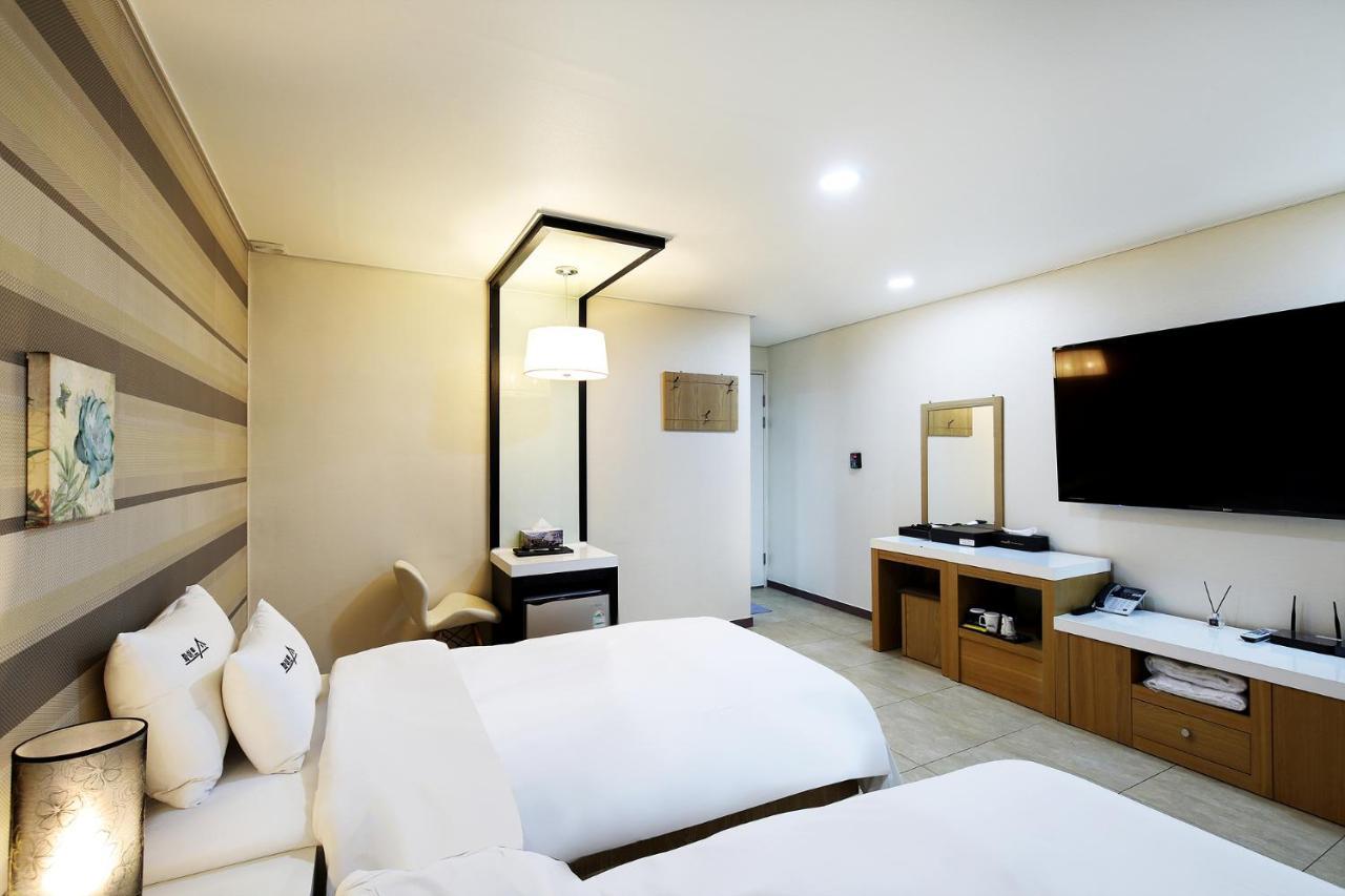 White Tourist Hotel Чонджу Экстерьер фото