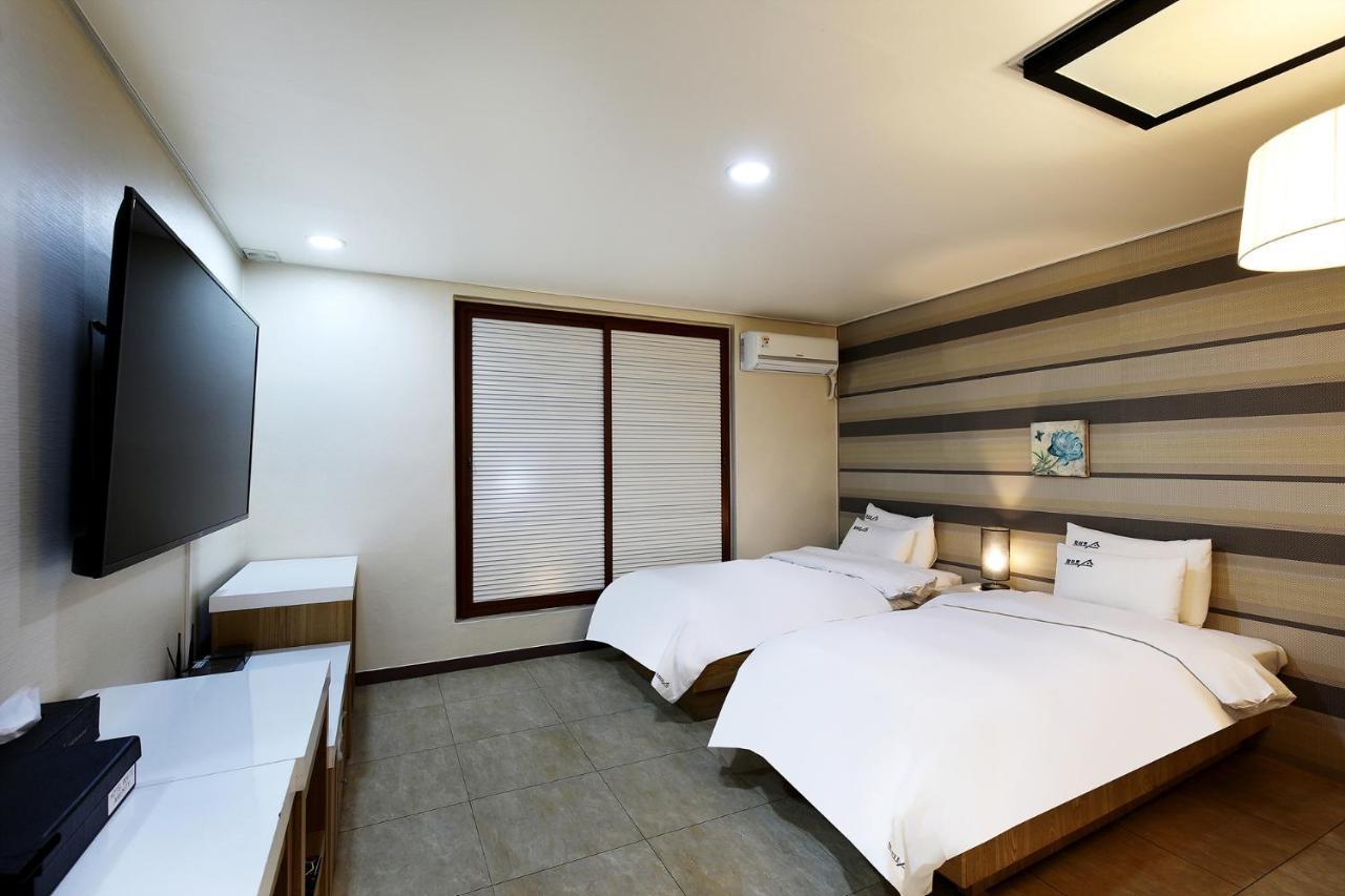 White Tourist Hotel Чонджу Экстерьер фото
