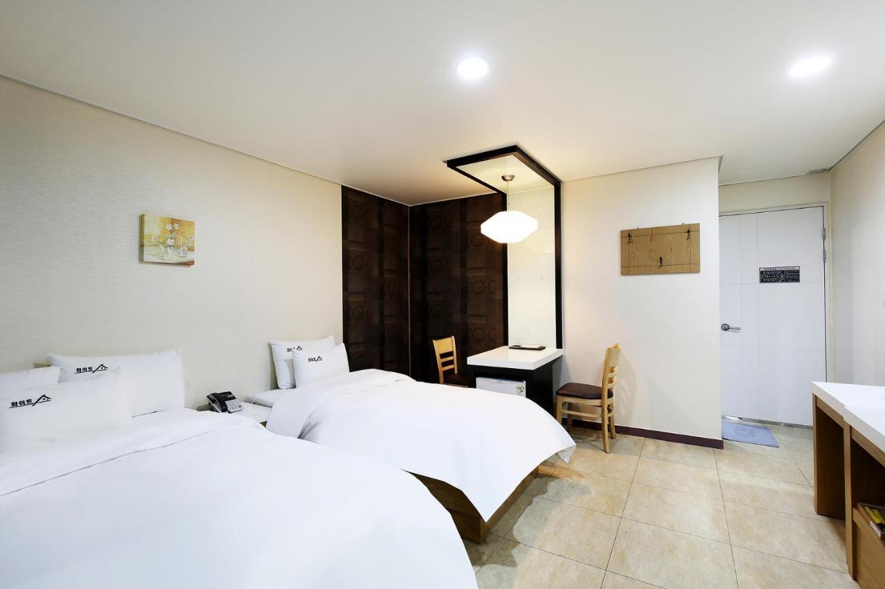 White Tourist Hotel Чонджу Экстерьер фото