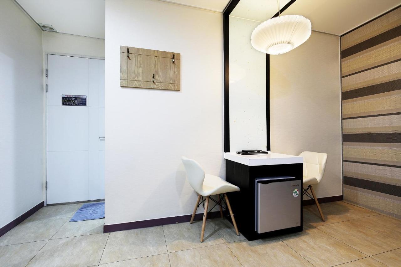 White Tourist Hotel Чонджу Экстерьер фото
