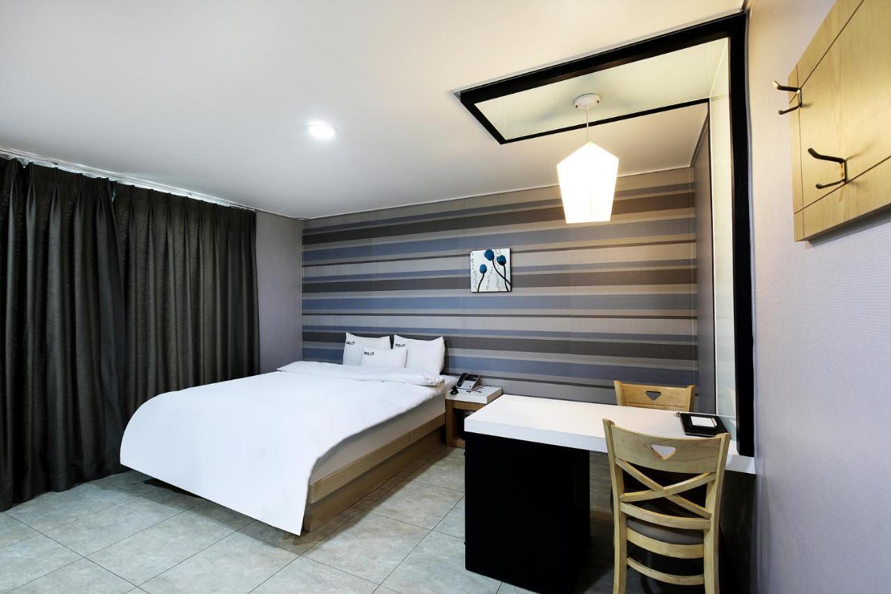 White Tourist Hotel Чонджу Экстерьер фото