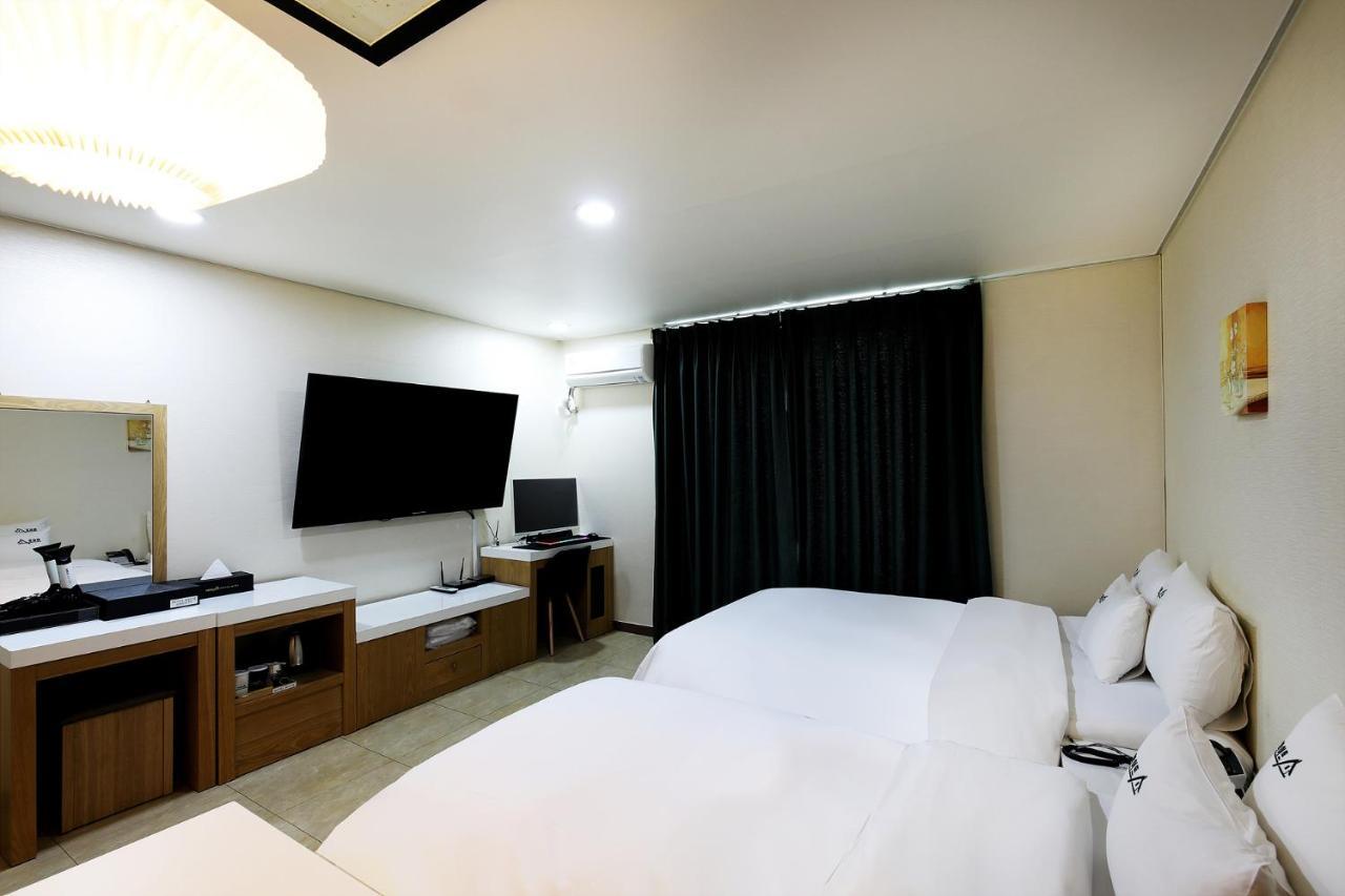 White Tourist Hotel Чонджу Экстерьер фото
