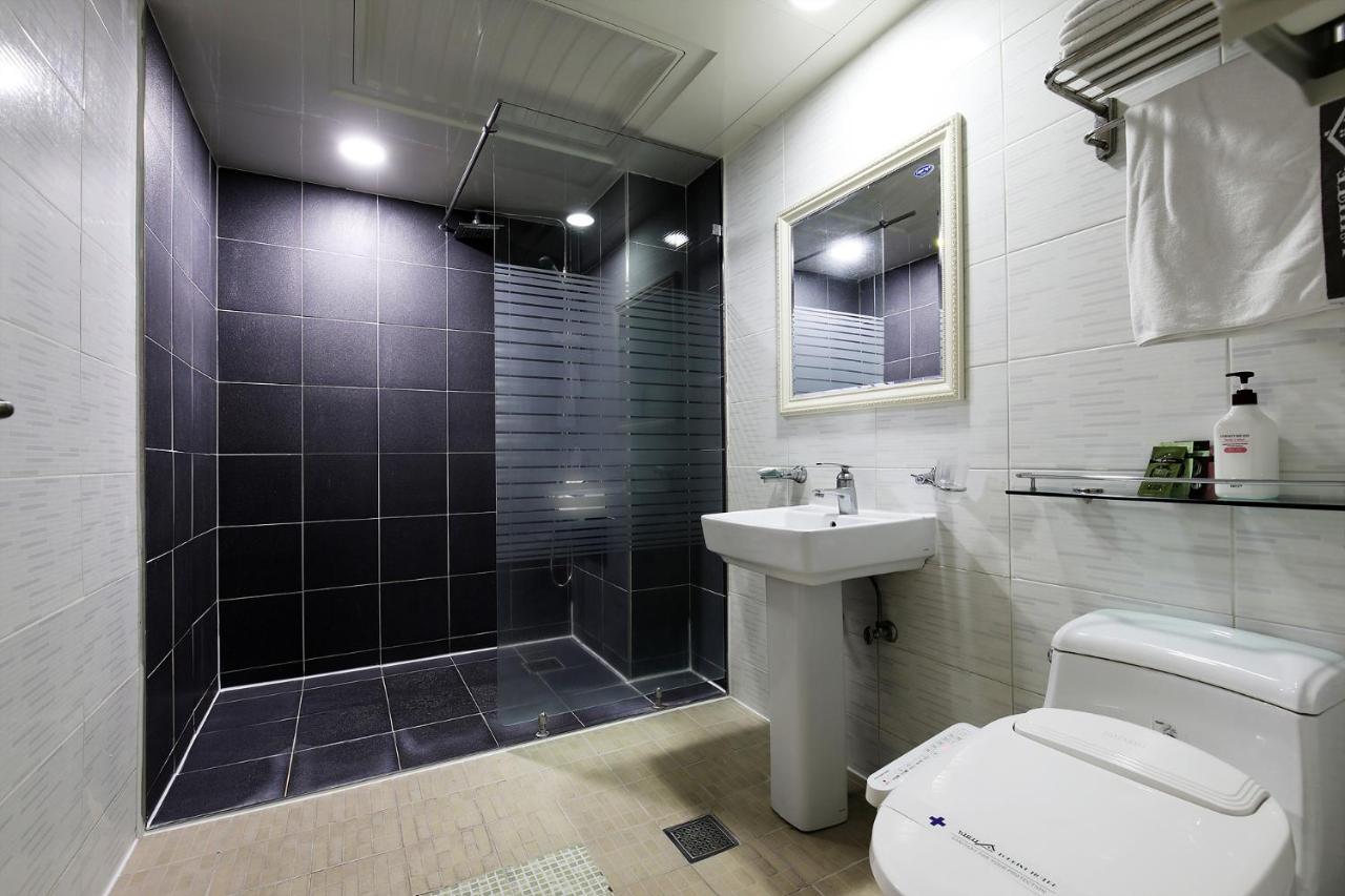 White Tourist Hotel Чонджу Экстерьер фото