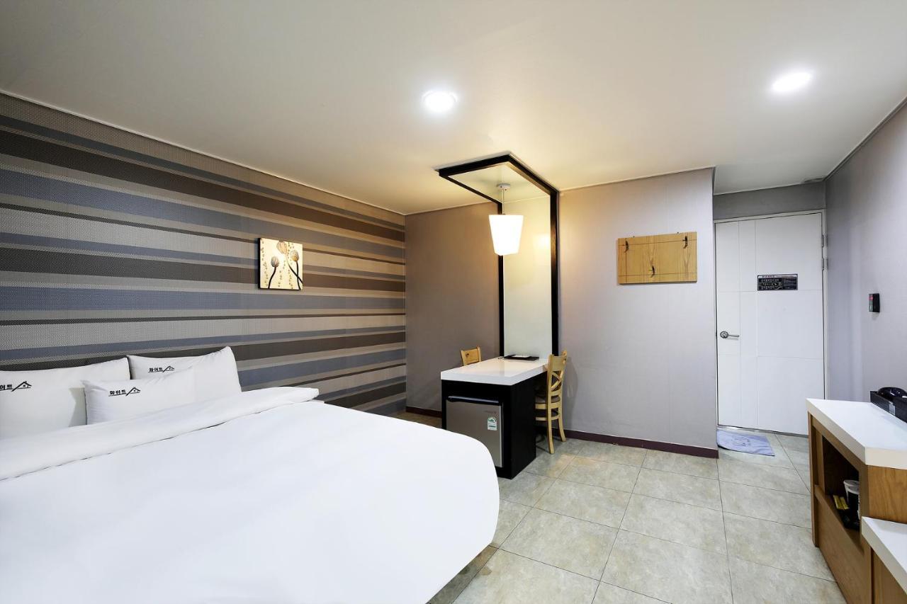 White Tourist Hotel Чонджу Экстерьер фото