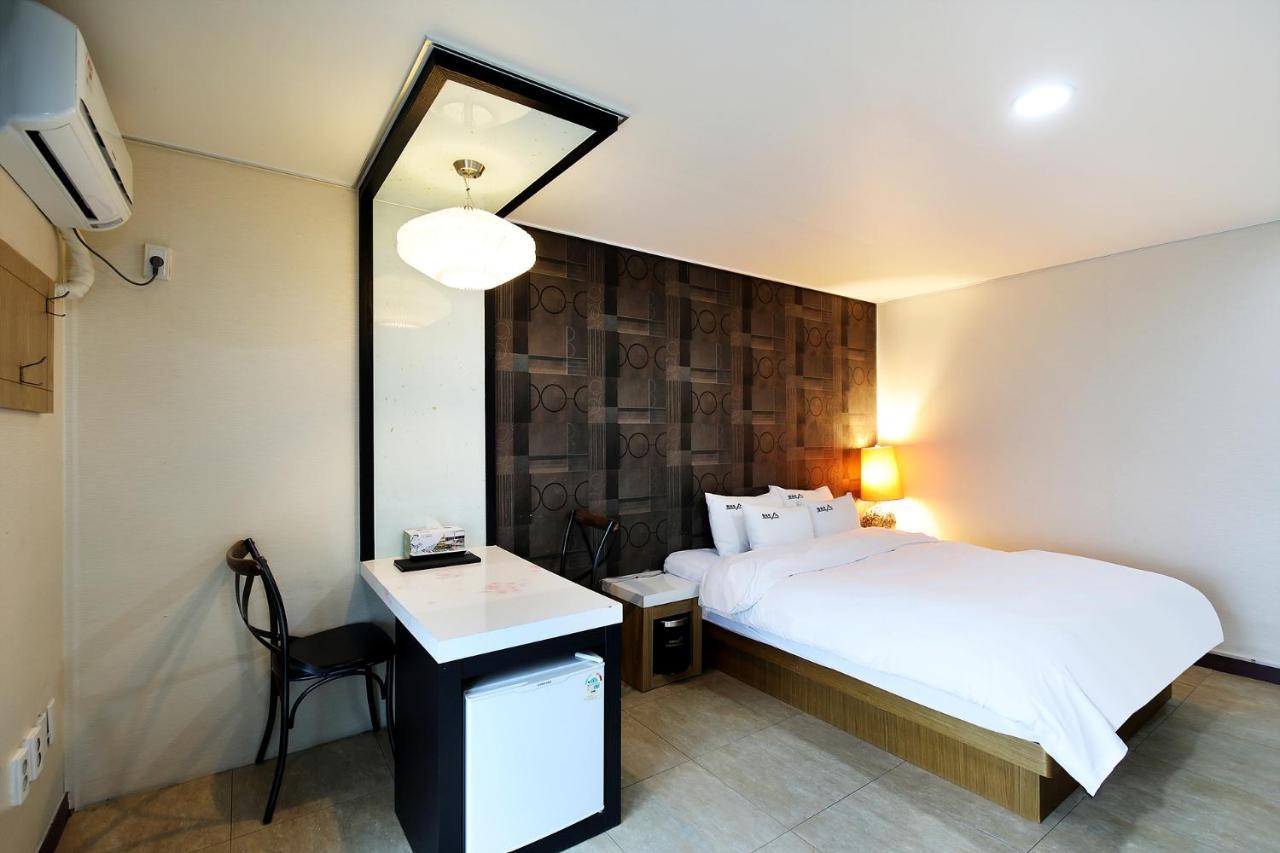 White Tourist Hotel Чонджу Экстерьер фото