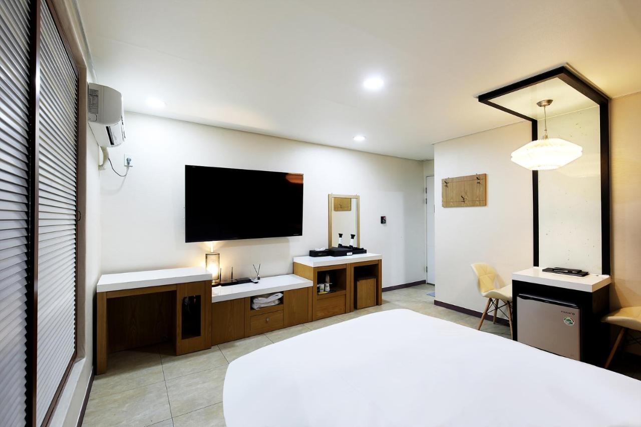 White Tourist Hotel Чонджу Экстерьер фото