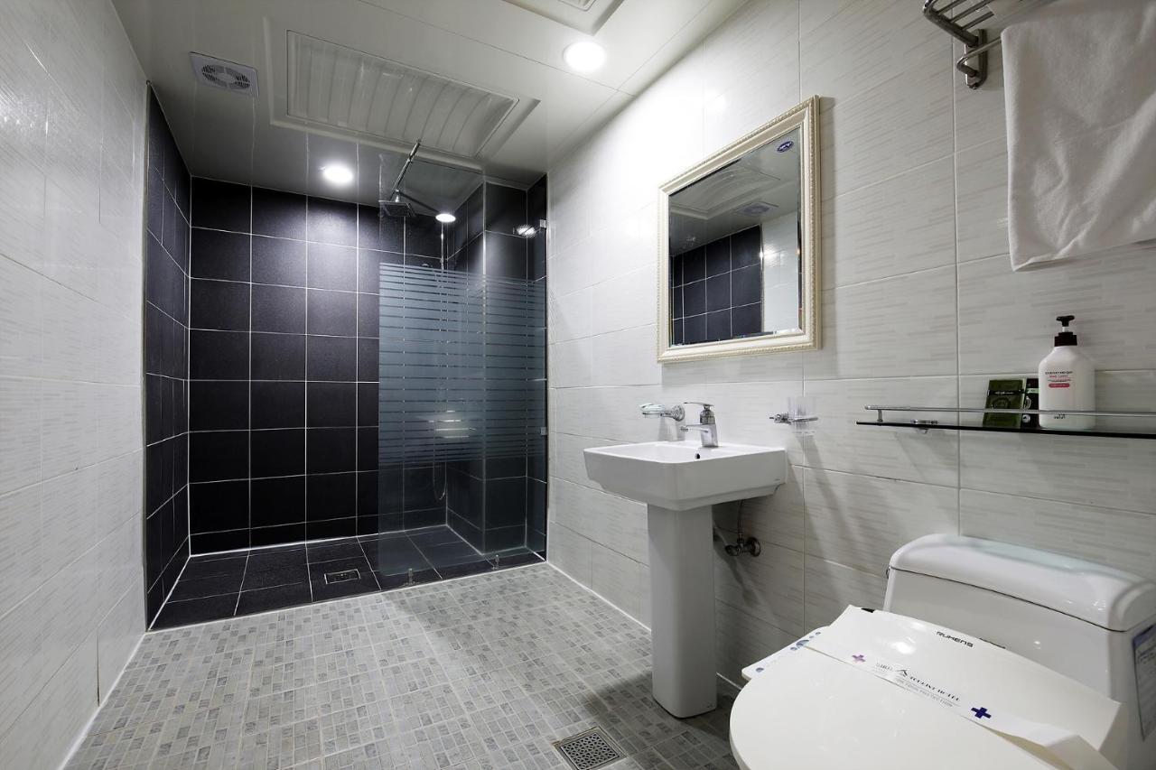 White Tourist Hotel Чонджу Экстерьер фото