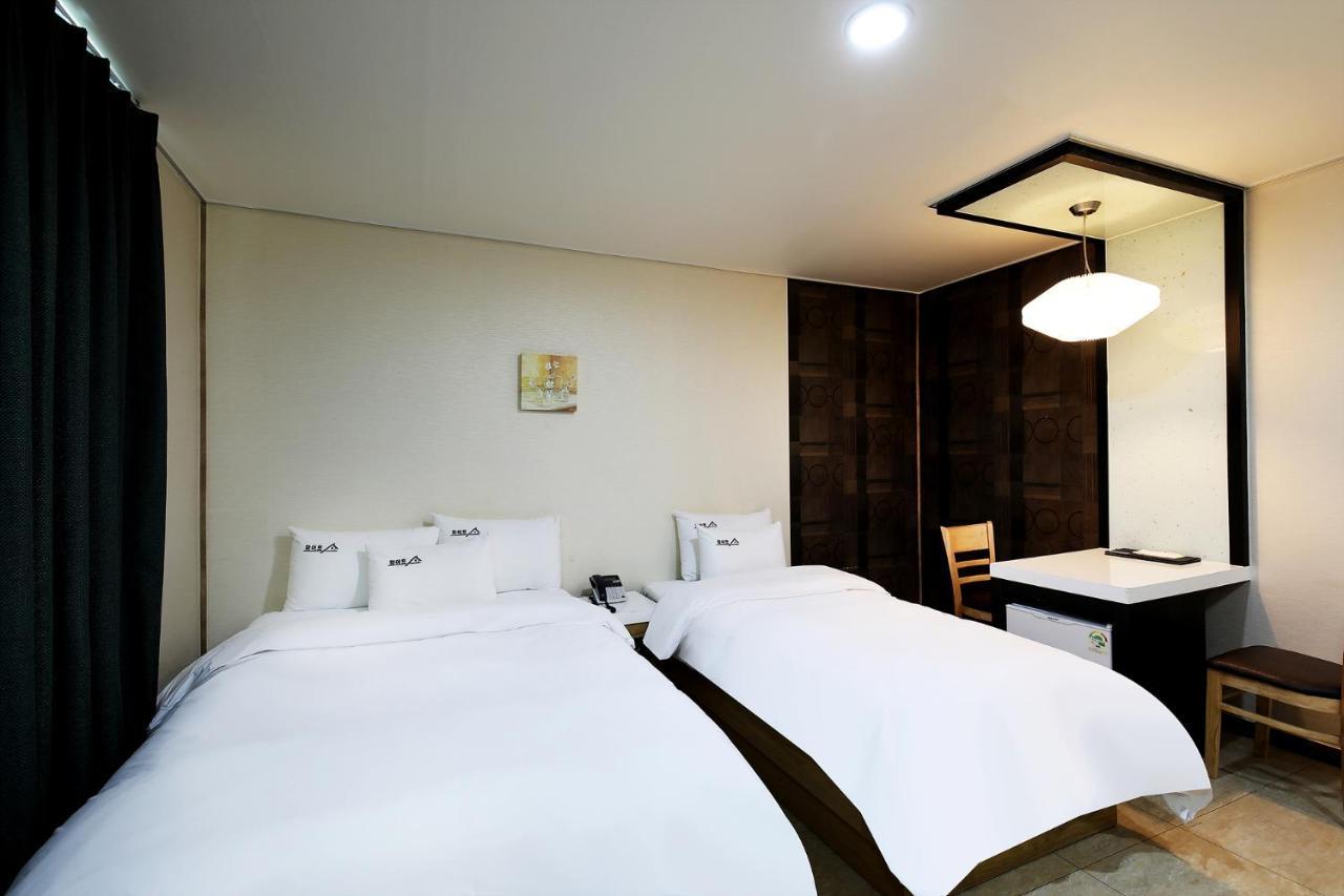 White Tourist Hotel Чонджу Экстерьер фото