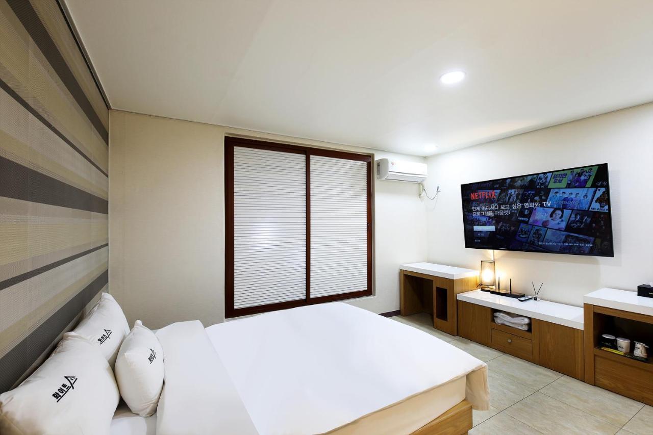 White Tourist Hotel Чонджу Экстерьер фото