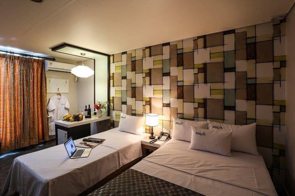 White Tourist Hotel Чонджу Экстерьер фото