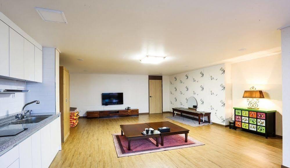 White Tourist Hotel Чонджу Экстерьер фото