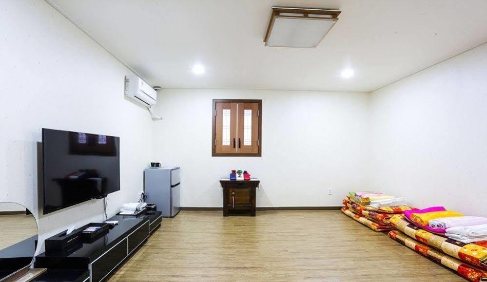 White Tourist Hotel Чонджу Экстерьер фото