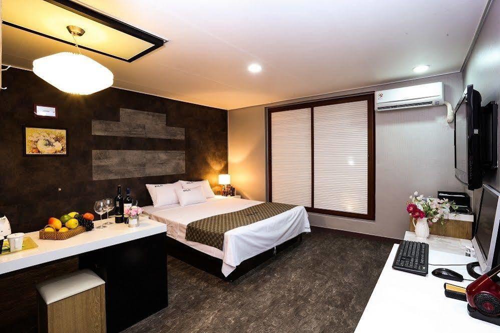 White Tourist Hotel Чонджу Экстерьер фото