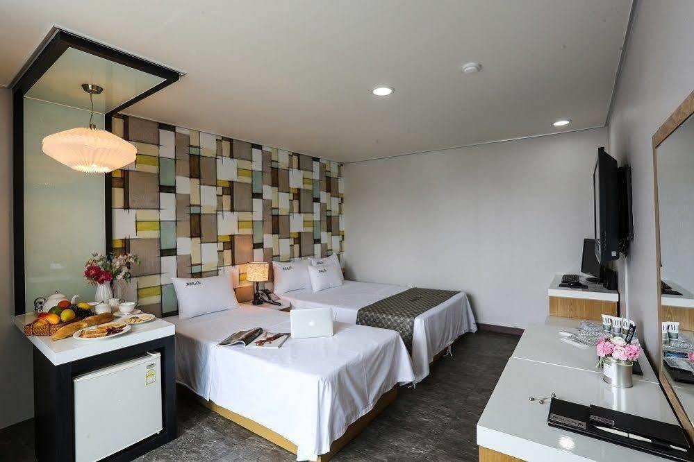 White Tourist Hotel Чонджу Экстерьер фото