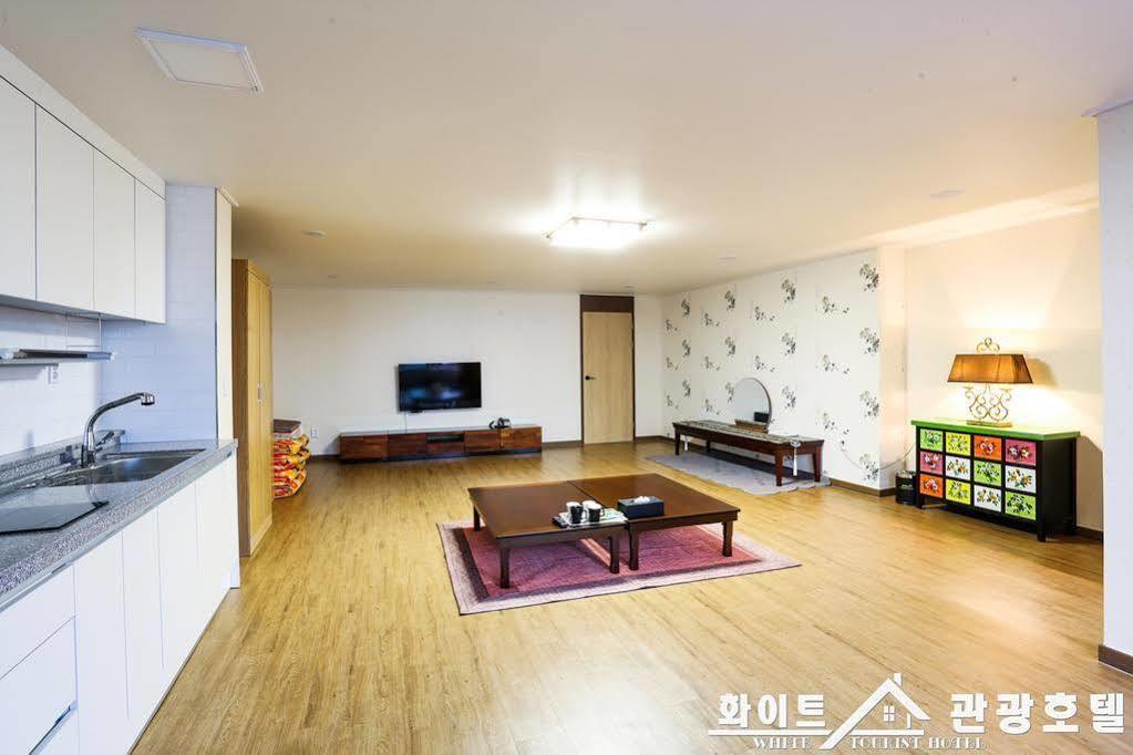 White Tourist Hotel Чонджу Экстерьер фото
