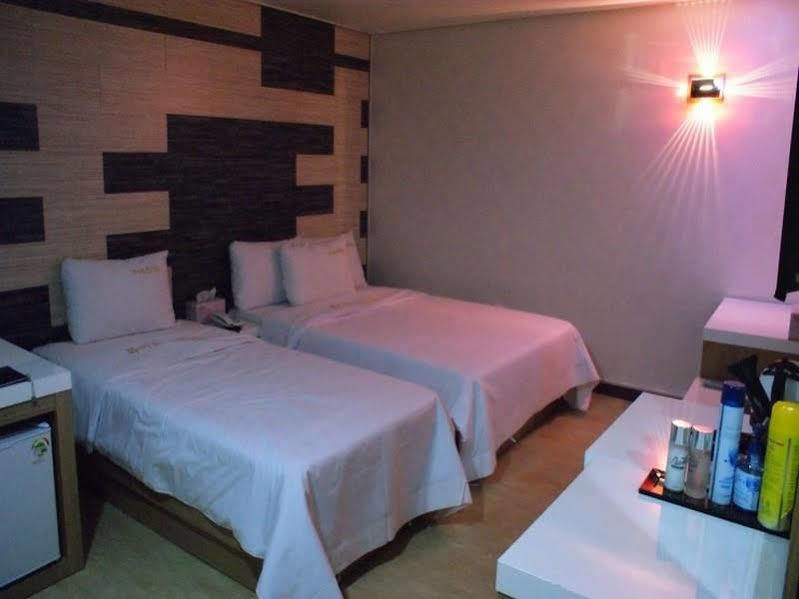 White Tourist Hotel Чонджу Экстерьер фото